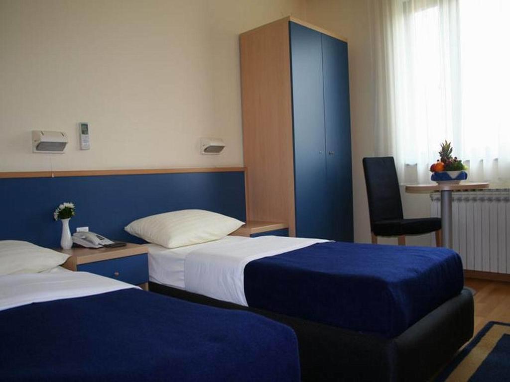 Hotel Cubic Laktaši エクステリア 写真