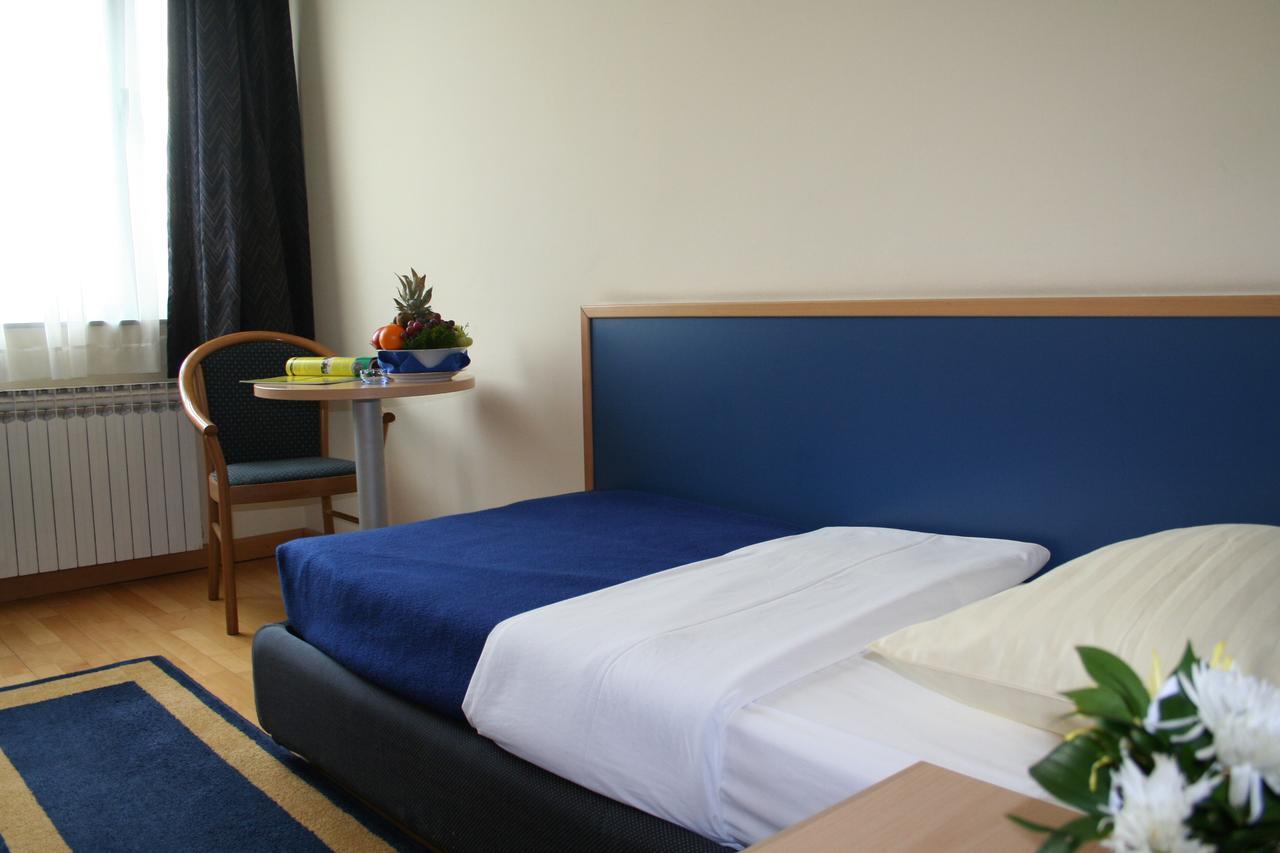 Hotel Cubic Laktaši エクステリア 写真