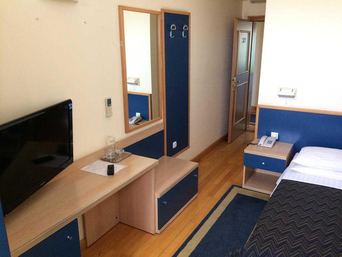 Hotel Cubic Laktaši エクステリア 写真
