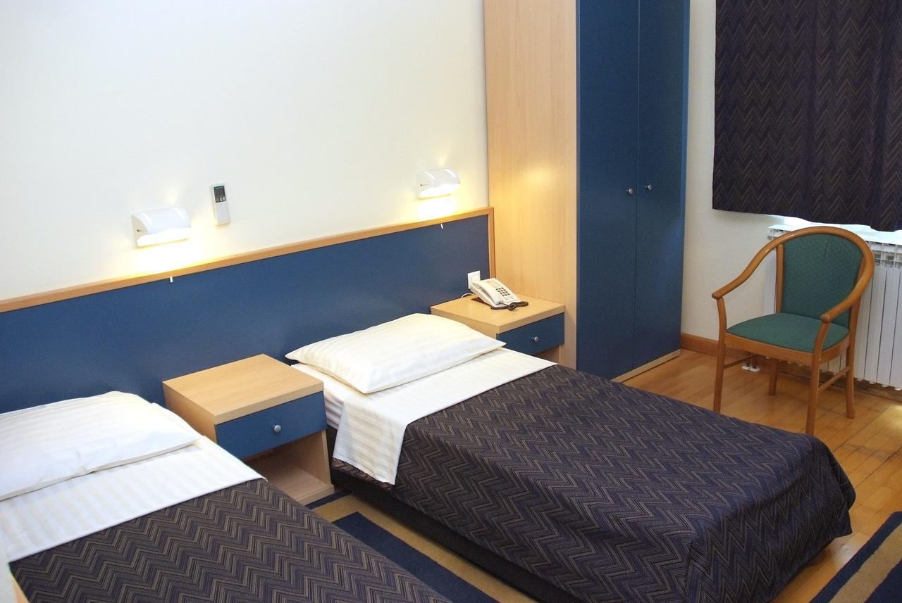 Hotel Cubic Laktaši エクステリア 写真
